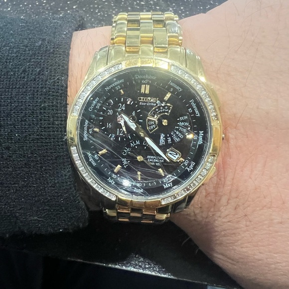 Citizen Calibre 8700 watch. 32 diamond bezel. - Picture 1 of 4